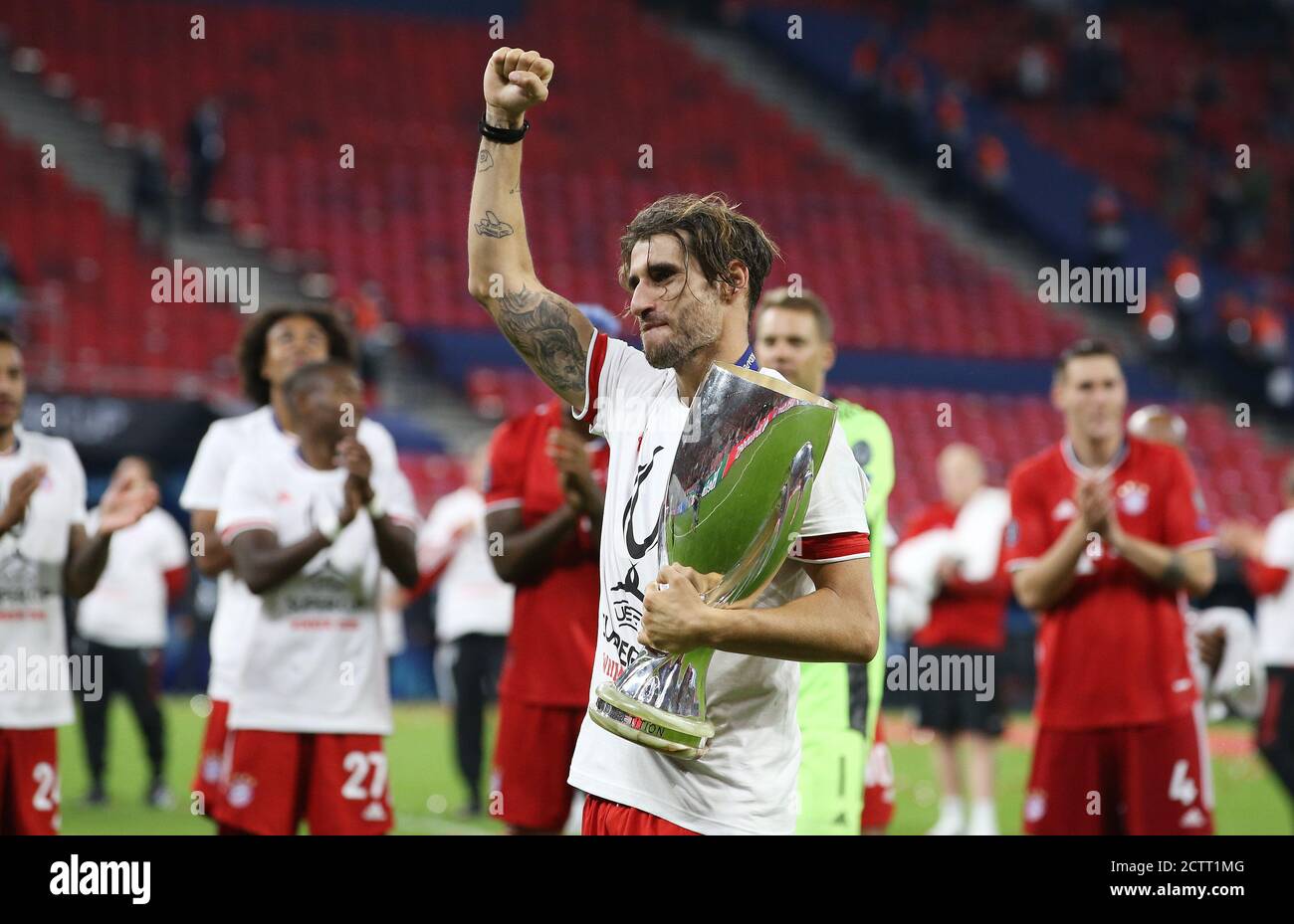 Budapest, Ungarn. 21 septembre 2020. Firo: 24.09.2020 football, UEFA Super Cup 2020 FC Bayern Munich Muenchen - Sevilla FC 2: 1 NV vainqueur de la Supercup européenne, vainqueur, FC Bayern Munich, célébration, jubilation, FCB Javi Martínez, Martinez, avec Pokal, jubilation, Trophae, applaudissements, geste, geste, gestuelle, | usage dans le monde crédit: dpa/Alay Live News Banque D'Images