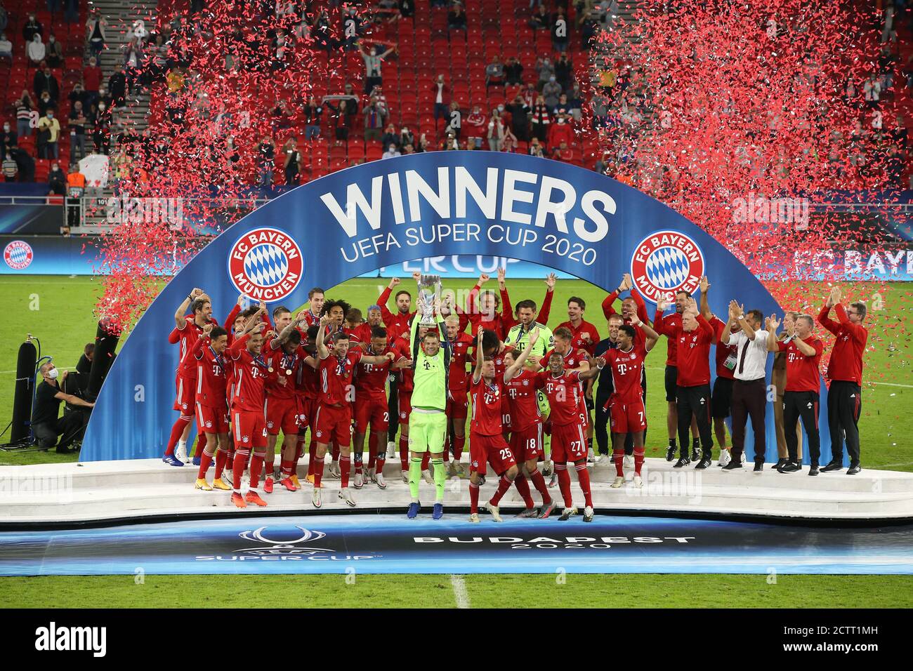 Budapest, Ungarn. 21 septembre 2020. Firo: 24.09.2020 football, football UEFA Super Cup 2020 FC Bayern Munich Muenchen - Sevilla FC 2: 1 NV vainqueur de la Supercup européenne, gagnant, FC Bayern Munich, célébration, jubilation, cérémonie de remise des prix, photo d'équipe, gamme, photo d'équipe, équipe, photo du gagnant, avec Pokal, jubilation, Trophae, FCB goalwart, goalhuter, gardien de but, Manuel Neuer, | usage dans le monde entier crédit : dpa/Alay Live News Banque D'Images