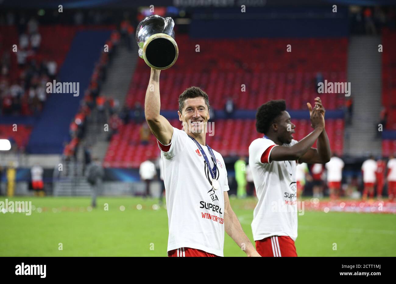 Budapest, Ungarn. 21 septembre 2020. Firo: 24.09.2020 football, UEFA Super Cup 2020 FC Bayern Munich Muenchen - Sevilla FC 2: 1 NV vainqueur de la Supercup européenne, FC Bayern Munich, célébration, jubilation, FCB Robert Lewandowski, FCB Alphonso Davies, avec coupe, jubilation, Trophae, | usage dans le monde entier crédit: dpa/Alamy Live News Banque D'Images