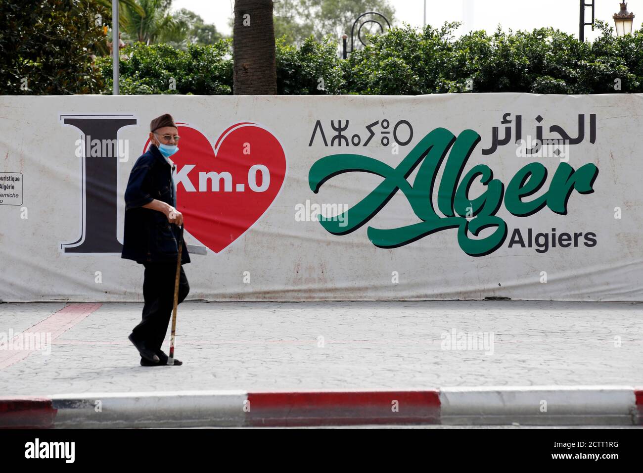 Alger. 25 septembre 2020. Un citoyen algérien âgé passe devant une affiche anti-épidémique dans le centre d'Alger, en Algérie, le 24 septembre 2020. L'Algérie a signalé jeudi 179 nouveaux cas de COVID-19, le plus faible nombre de cas quotidiens depuis juin 29, portant le nombre total d'infections à 50,579, a déclaré le ministère algérien de la Santé. Credit: Xinhua/Alay Live News Banque D'Images