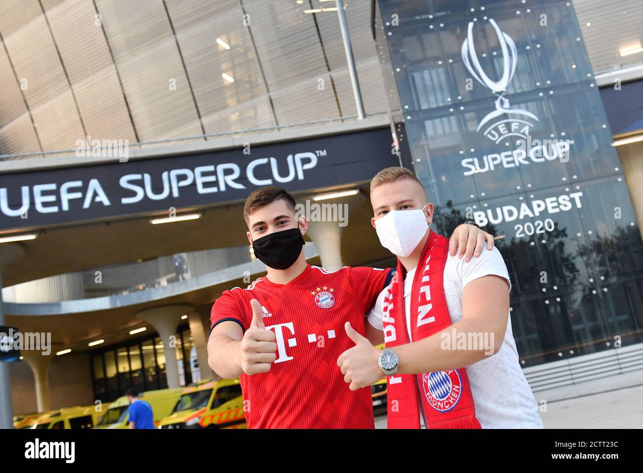 Budapest, stade Ferenc Puskas. 24 septembre 2020. Les fans de Bayern, les fans de football de Hongrie en face de l'arène, presque tous les fans, les fans de football sont en face du stade, arène, vide, abandonné. Football UEFA Super Cup 2020 FC Bayern Munich-FC Sevilla 1-2 NV le 24 septembre 2020 à Budapest, stade Ferenc Puskas. | utilisation dans le monde crédit: dpa/Alay Live News Banque D'Images