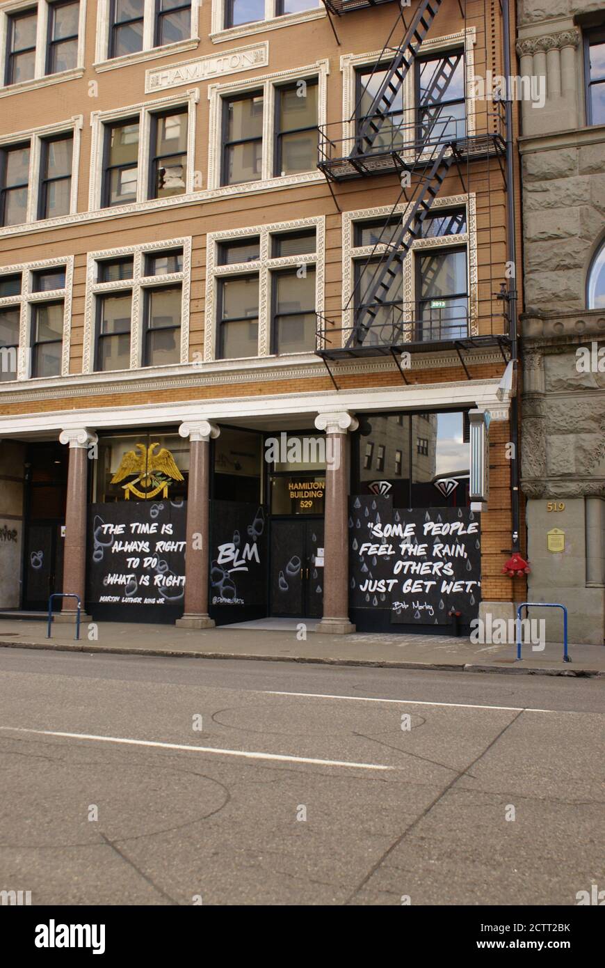 La Fresque Du Centre Ville De Portland En Soutien De Blm Lit Une Citation De Mlk Jr Et Une Autre Citation De Bob Marley Photo Stock Alamy