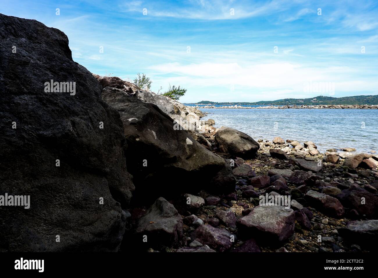 De grandes roches le long de la côte rocheuse de plage avec horizon de mer vue Banque D'Images