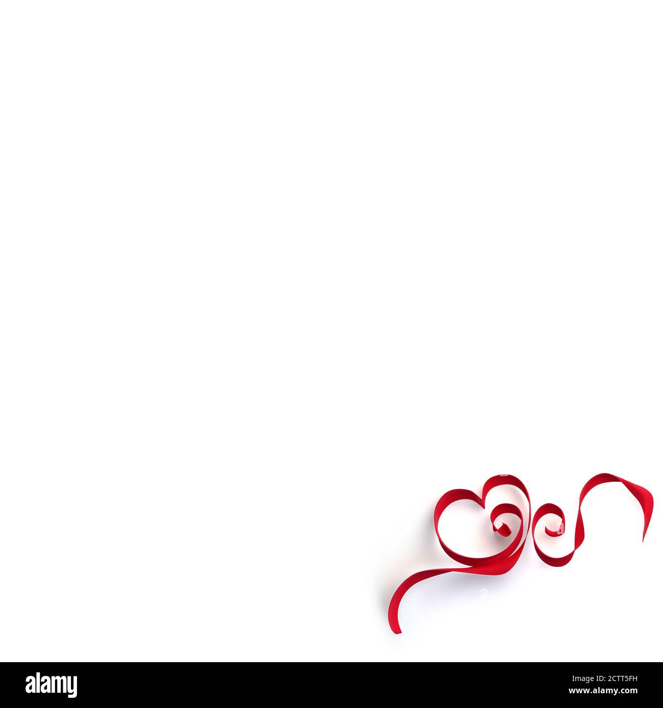 Noeud rouge décoratif et rubans en forme de coeur sur fond blanc. Vacances, décoration de Saint-Valentin. Lié au cadeau. Cadre avec espace de copie. Banque D'Images