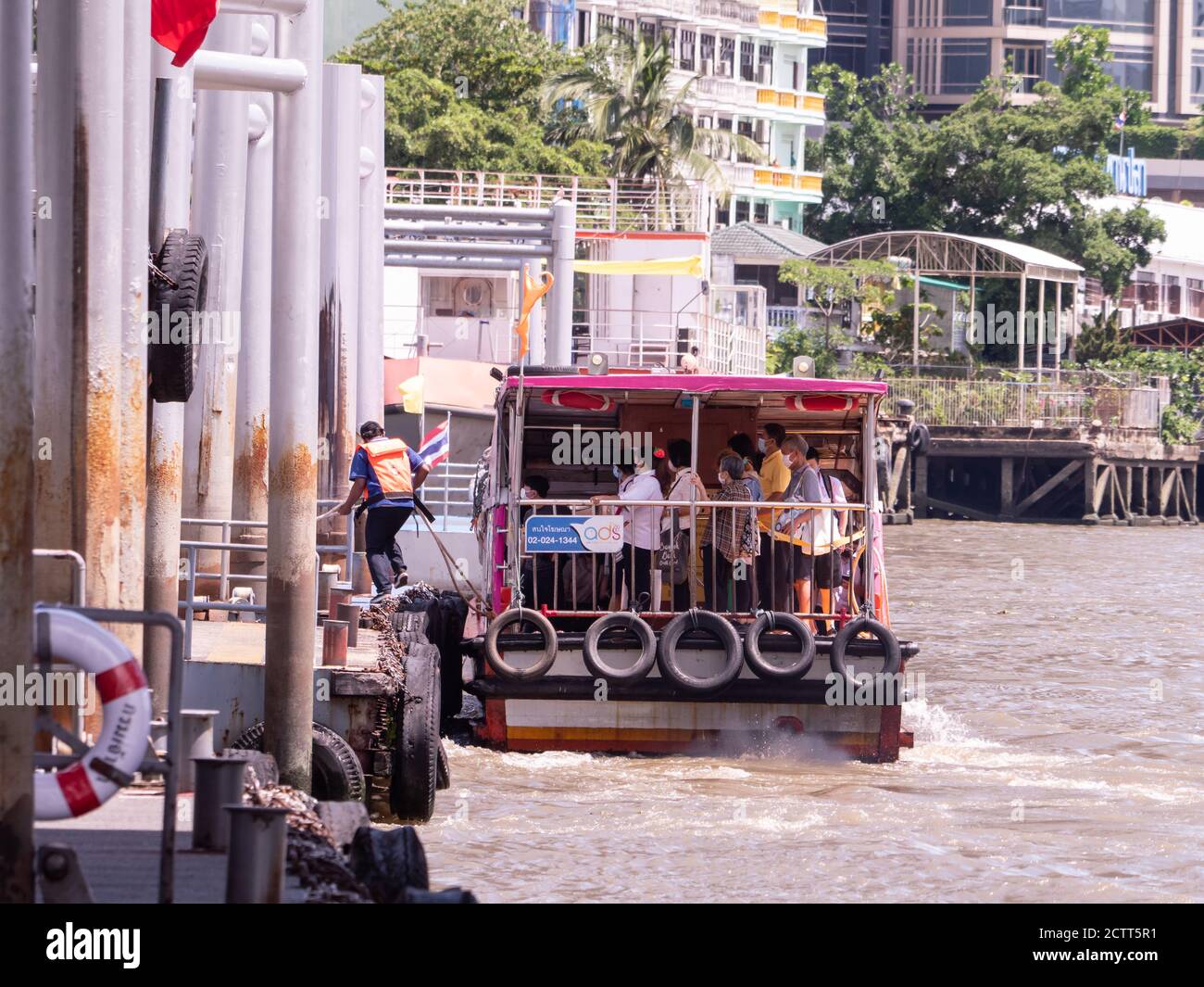 Les passagers débarquent d'un ferry express sur la rivière Chao Phraya à Bangkok, en Thaïlande, sur la jetée de Sathorn. Ces ferries assurent la distance entre non Banque D'Images