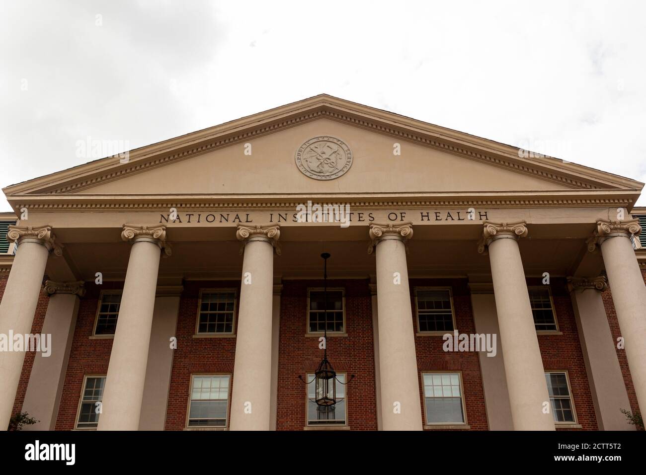 Bethesda, Maryland 09/12/2020: Vue du bâtiment historique principal (bâtiment 1) des National Institutes of Health (NIH) à l'intérieur du campus de Bethesda. U. Banque D'Images