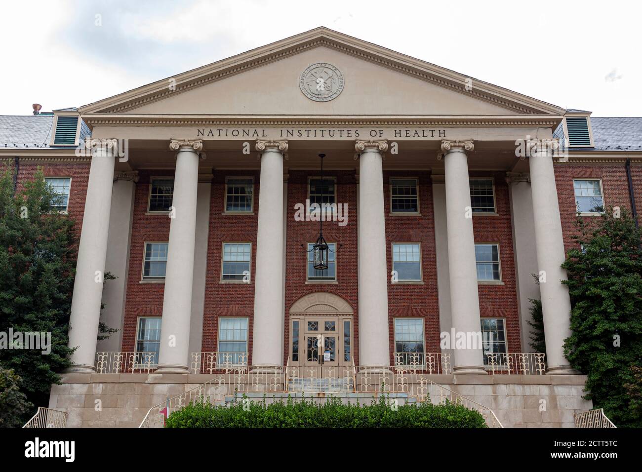 Bethesda, Maryland 09/12/2020: Vue du bâtiment historique principal (bâtiment 1) des National Institutes of Health (NIH) à l'intérieur du campus de Bethesda. U. Banque D'Images