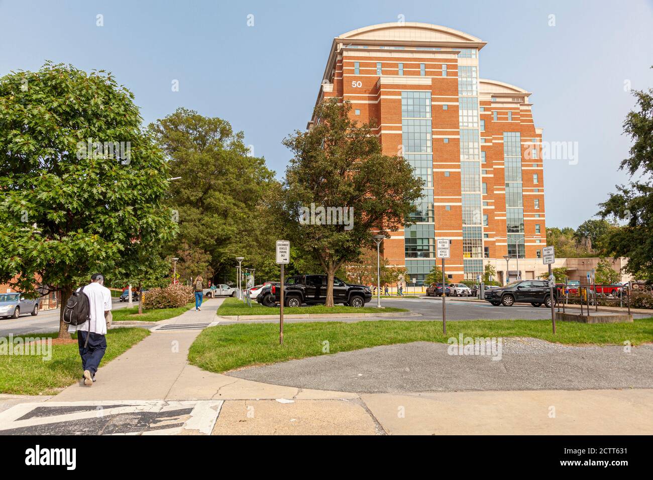 Bethesda, MD, Etats-Unis 09/15/2020: Vue du campus principal des National Institutes of Health (NIH) image Features Building 50, où beaucoup de recherches ont été réalisées Banque D'Images