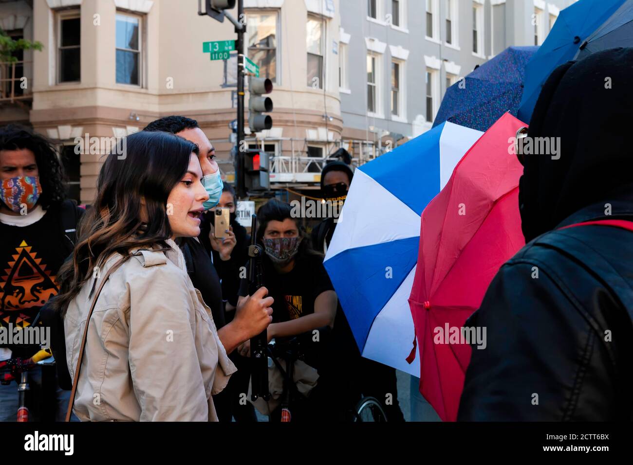 Pas de masque, pas d'accès aux manifestants pour Britani Rose, une affiche de cricket de droite, lors de la Marche pour la Justice, Washington, DC, Etats-Unis Banque D'Images