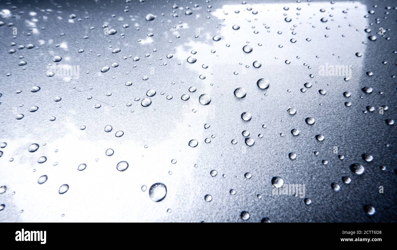 texture de surface automobile grise avec gouttelettes de pluie Banque D'Images