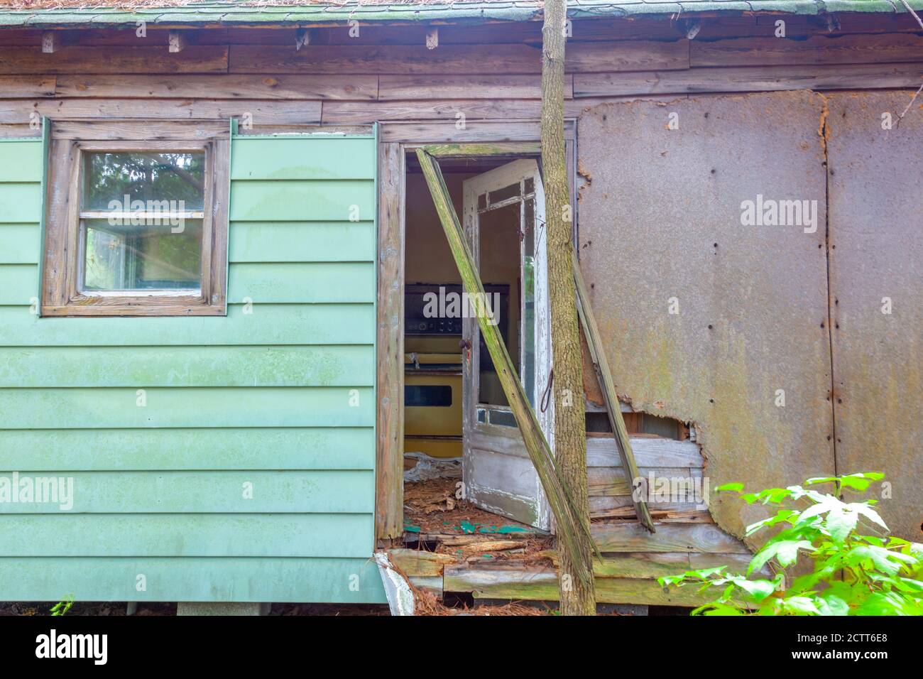 Une très vieille maison abandonnée au milieu des bois. Le bâtiment d'un étage est mal entretenu avec des cadres en bois pourriture. La porte est cassée et le Banque D'Images