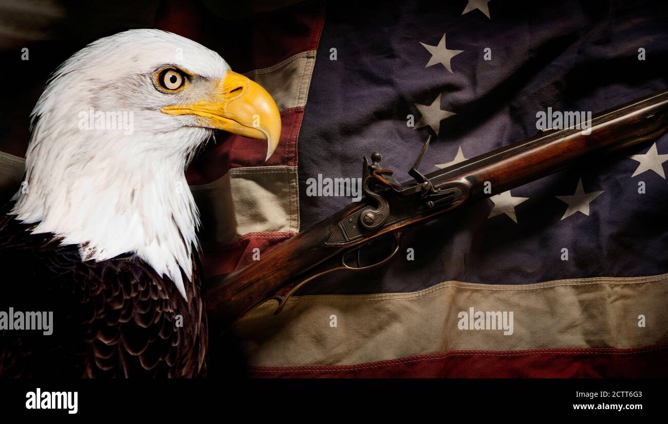Aigle américain avec drapeau américain et fusil de guerre révolutionnaire Banque D'Images
