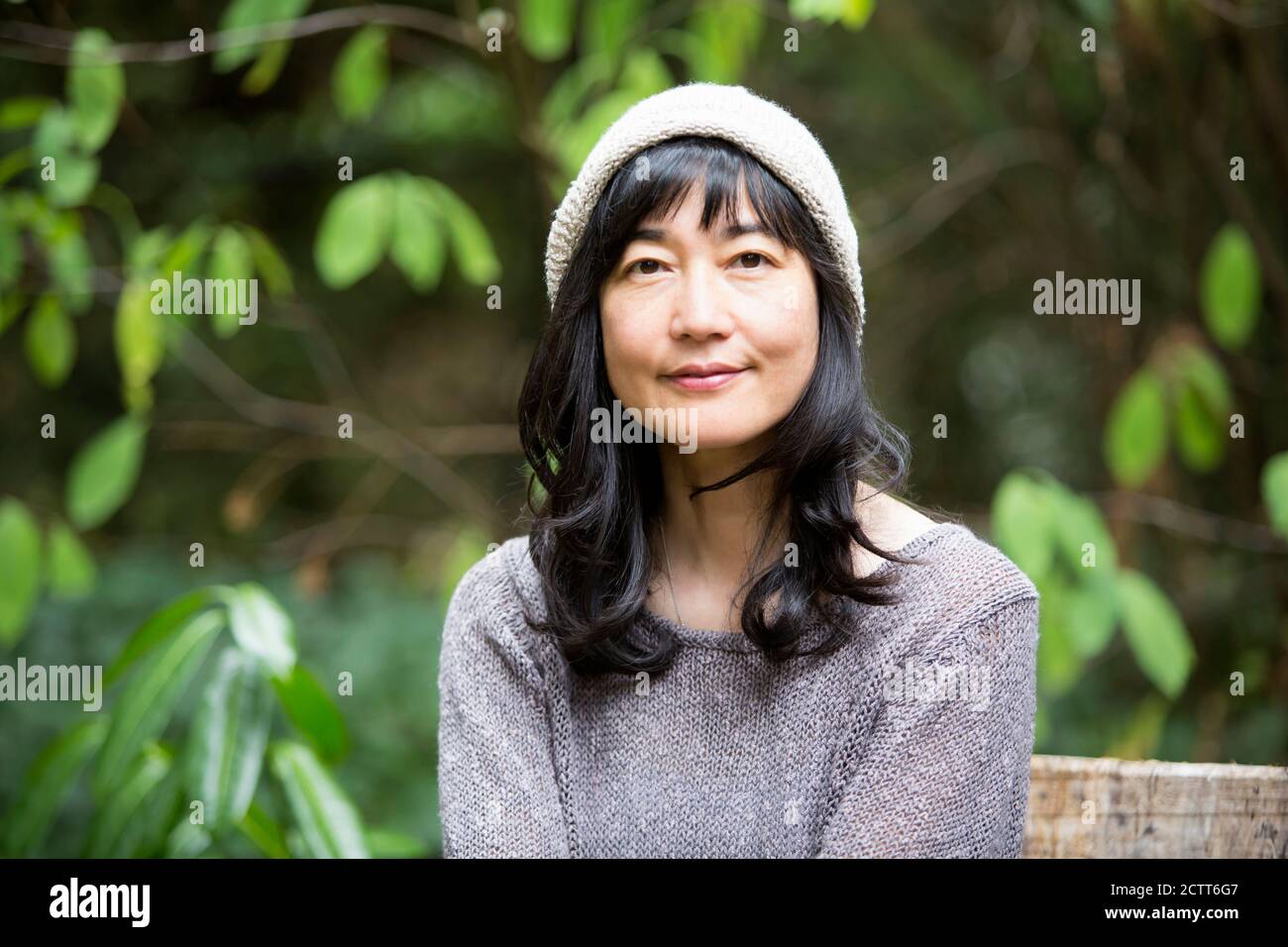 Japanese woman sitting in garden Banque D'Images