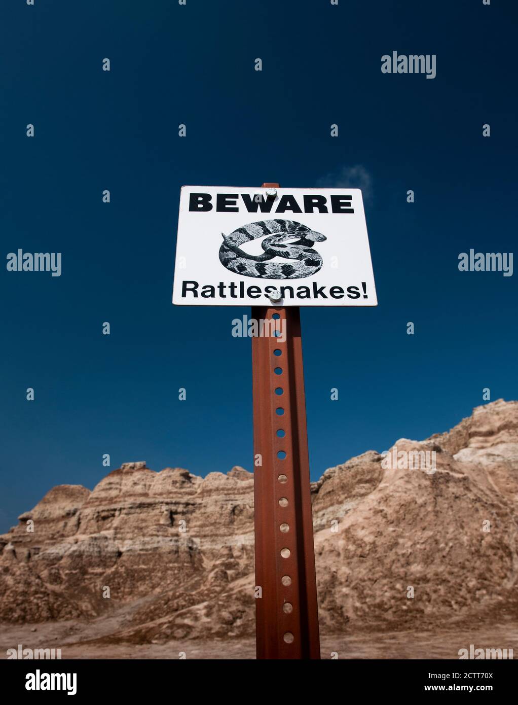 États-Unis, Dakota du Sud, Parc national des Badlands, panneau Beware of hotlesnakes dans les badlands Banque D'Images