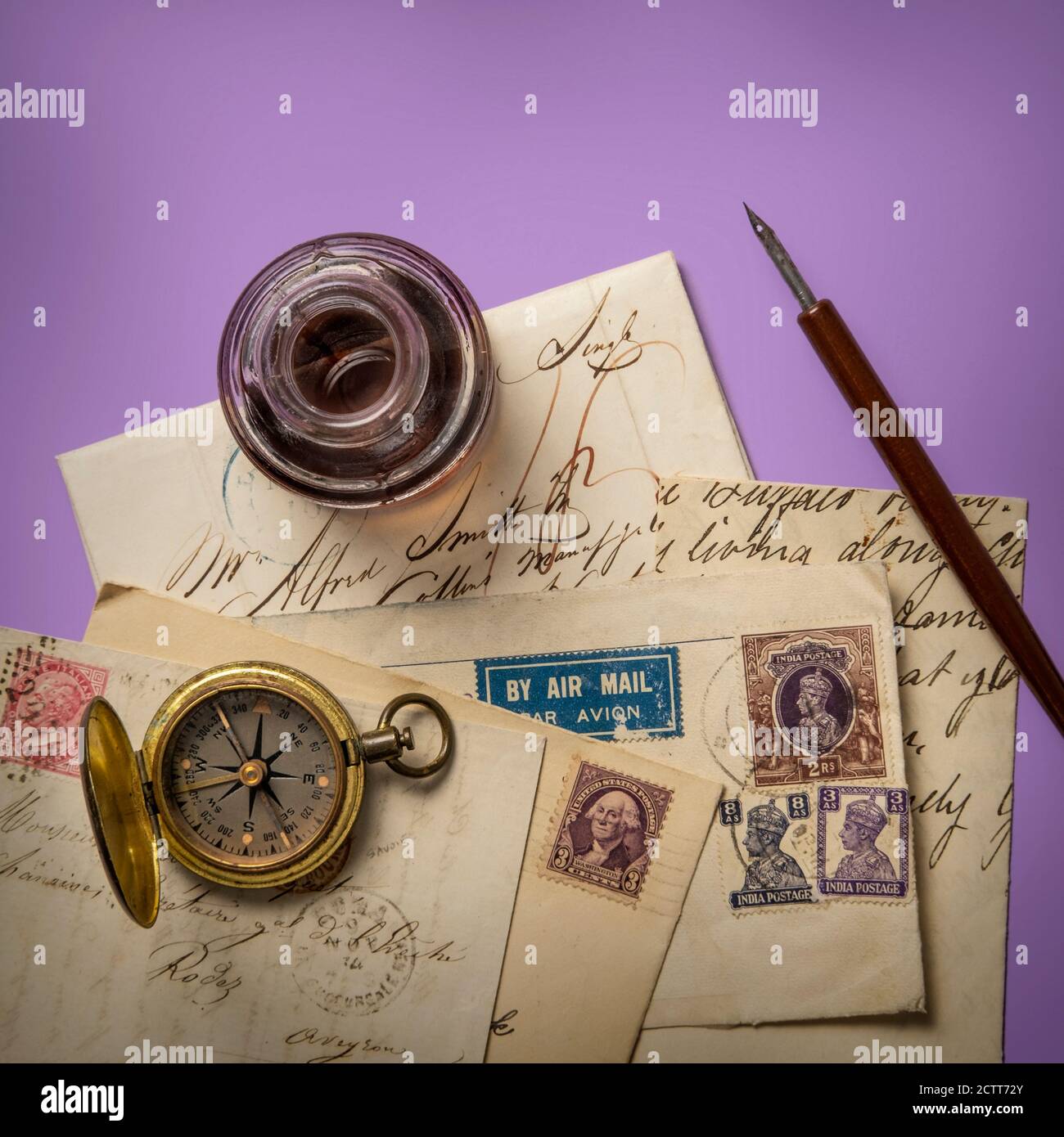 Ancienne encre bien et anciennes lettres sur fond violet Banque D'Images
