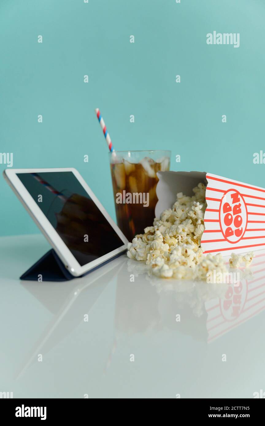 Studio de pop-corn avec tablette numérique et soda Banque D'Images