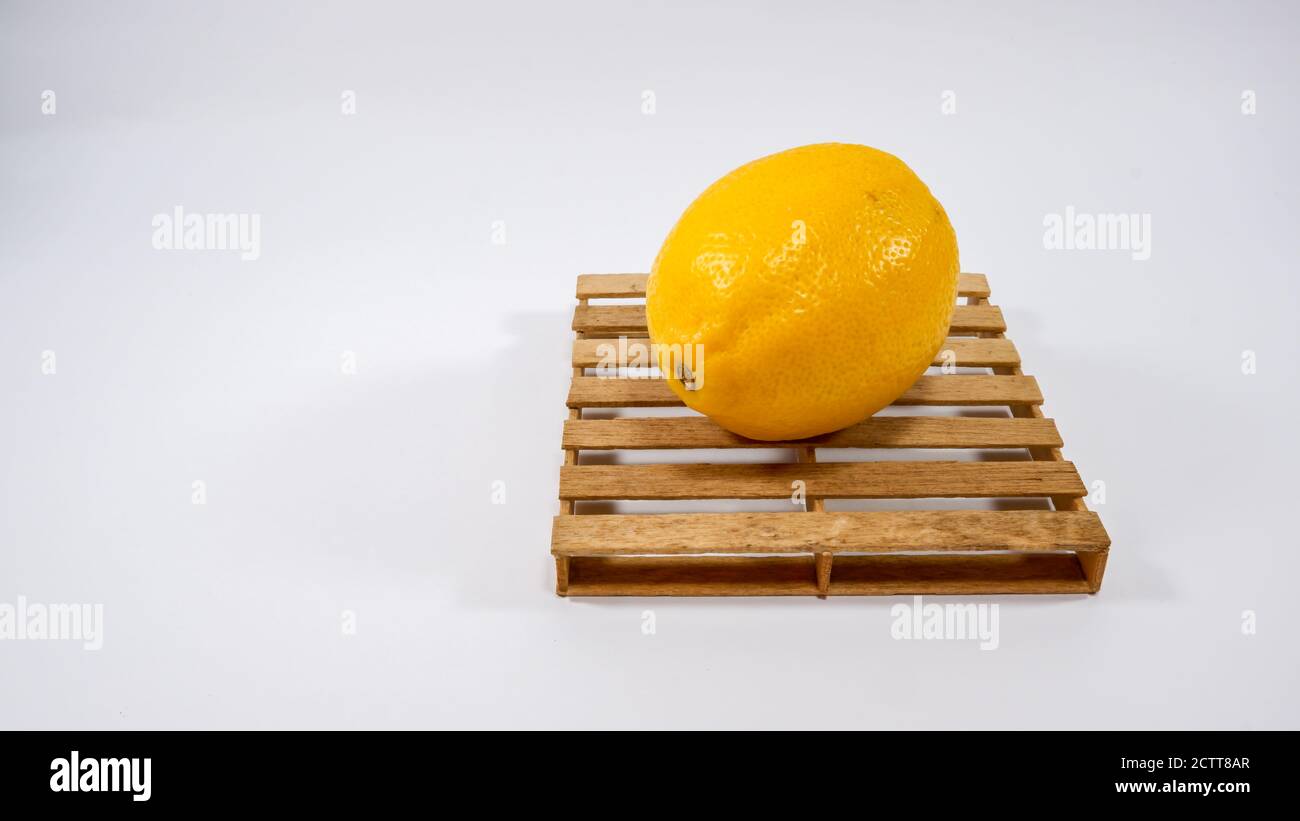 Citron sur une mini palette Banque D'Images