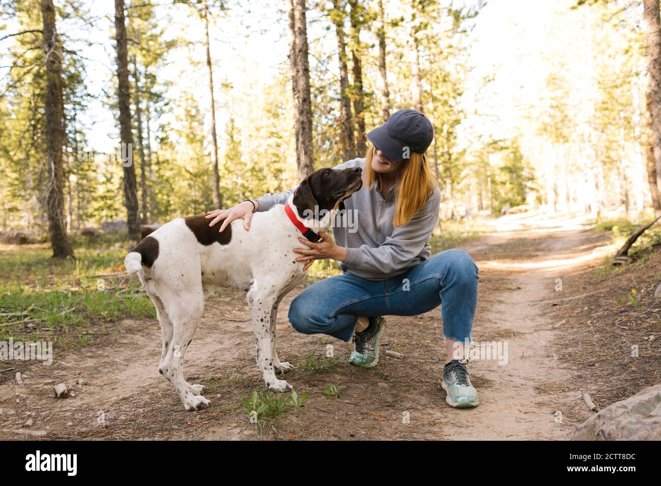 Femme avec son chien dans la forêt nationale d'Uinta-Wasatch-cache Banque D'Images