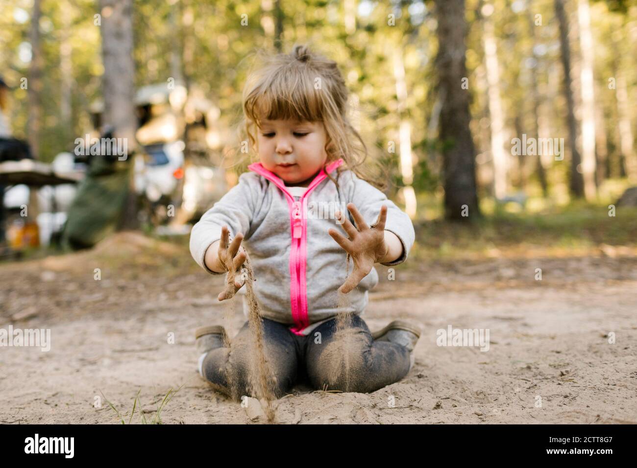 Fille (2-3) jouant dans le sable, Wasatch cache National Forest Banque D'Images