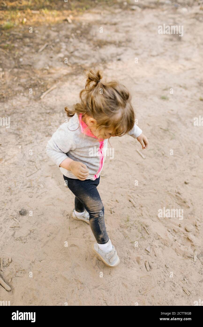 Fille (2-3) jouant dans le sable, Wasatch cache National Forest Banque D'Images