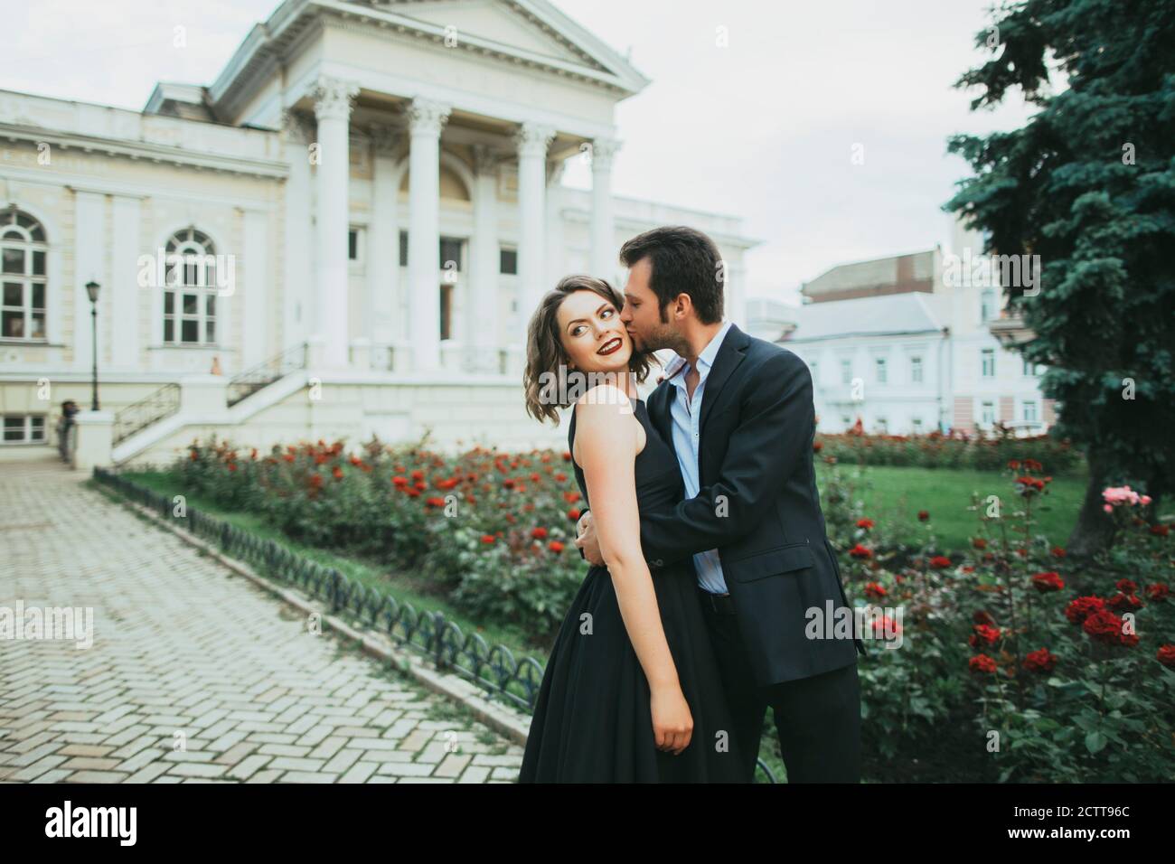 Ukraine, couple embrassant dans le jardin Banque D'Images