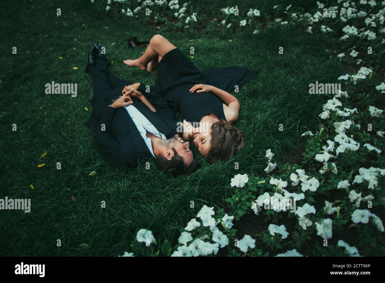 Ukraine, couple couché sur l'herbe Banque D'Images