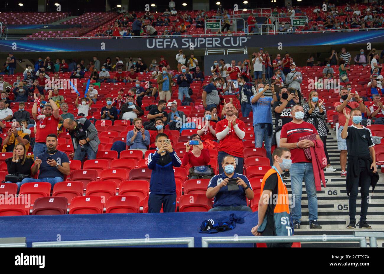 Budapest, Hongrie, le 24 septembre 2020. Fans sur les tribuenes dans la finale UEFA Supercup Match FC BAYERN MUENCHEN - FC SEVILLA 2-1 en saison 2019/2020, FCB, Munich, © Peter Schatz / Alay Live News - LES RÈGLEMENTS de l'UEFA INTERDISENT TOUTE UTILISATION DE PHOTOGRAPHIES comme SÉQUENCES D'IMAGES et/ou QUASI-VIDÉO - agences de presse nationales et internationales HORS usage éditorial SEULEMENT Banque D'Images