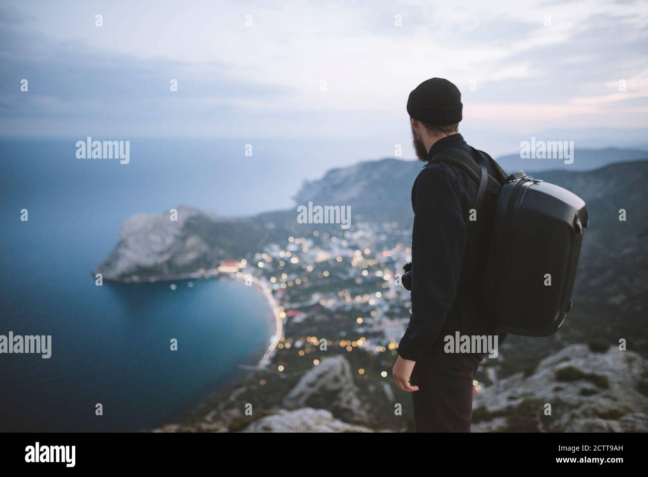 Italie, Ligurie, la Spezia, Homme regardant la chaîne de montagnes depuis le sommet de la montagne Banque D'Images