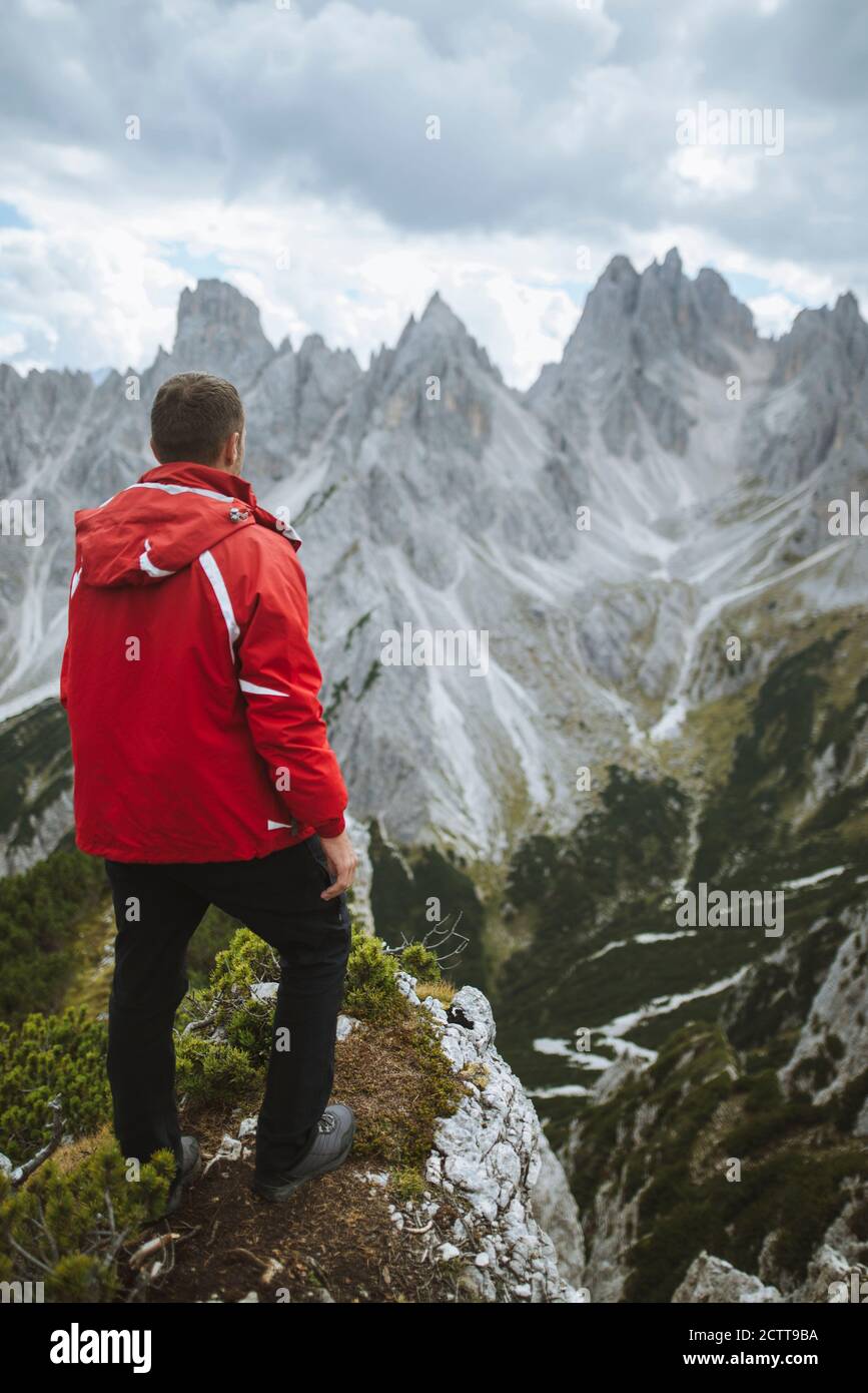 Italie, Tyrol du Sud, Belluno, Dolomites Sexten, Cadini di Misurina, Homme debout au bord du précipice regardant la vue Banque D'Images