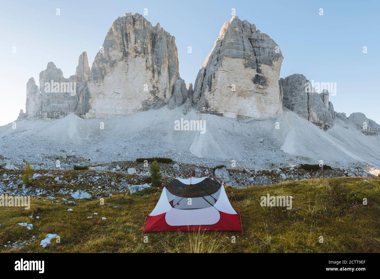 Italie, Tyrol du Sud, Dolomites Sexten, Tre cime di Lavaredo, tente devant les formations rocheuses Banque D'Images