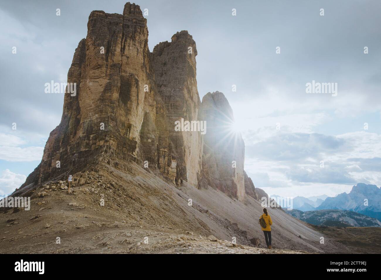 Italie, Tyrol du Sud, Dolomites Sexten, Tre cime di Lavaredo, femme regardant les formations rocheuses Banque D'Images