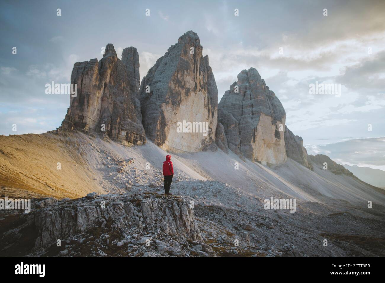 Italie, Tyrol du Sud, Dolomites Sexten, Tre cime di Lavaredo, Homme regardant les formations rocheuses Banque D'Images