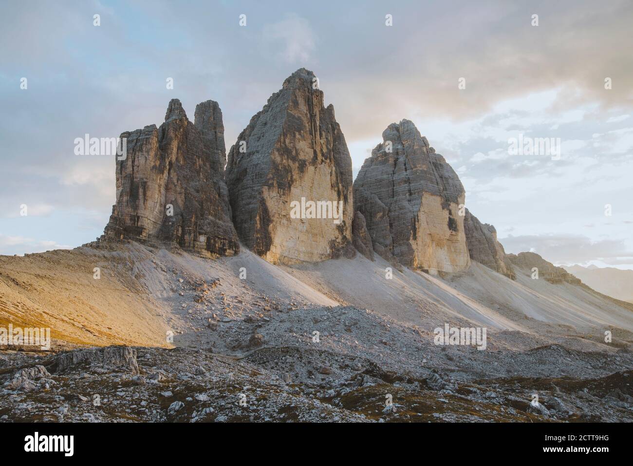 Italie, Tyrol du Sud, Dolomites Sexten, Tre cime di Lavaredo, formations rocheuses au sommet de la montagne Banque D'Images