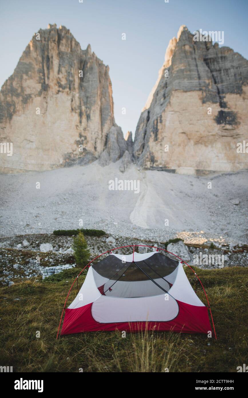 Italie, Tyrol du Sud, Dolomites Sexten, Tre cime di Lavaredo, tente devant les formations rocheuses Banque D'Images