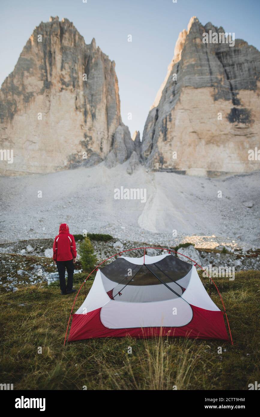 Italie, Tyrol du Sud, Dolomites Sexten, Tre cime di Lavaredo, tente devant les formations rocheuses Banque D'Images
