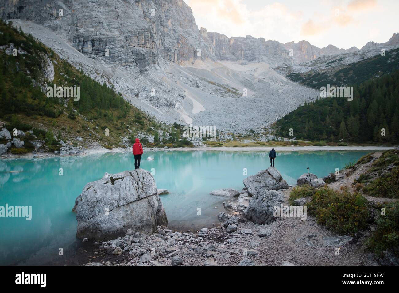 Italie, Tyrol du Sud, Cortina d Ampezzo, lac Sorapis, hommes debout au-dessus des formations rocheuses regardant la vue Banque D'Images