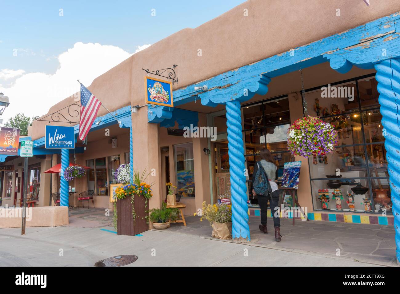 Bâtiments et panneaux Taos, Nouveau-Mexique, Etats-Unis. Déclenchement latéral. Banque D'Images