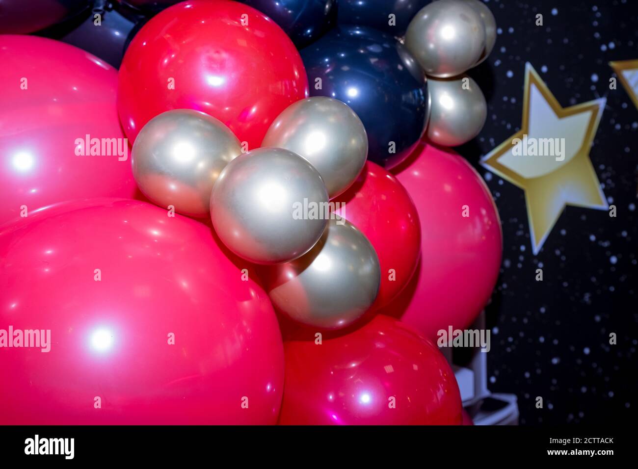 Rouge Et Or Ballons Noirs Mur Photo Decoration D Anniversaire Space Ballons Zone Photo Avec Etoiles Bleues Et Argentees Pour Enfants Anniversaire Decoration De Fete Photo Stock Alamy