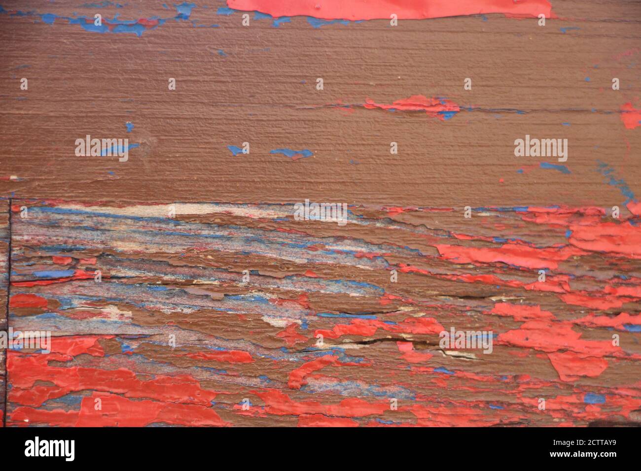 Arrière-plan une clôture en bois rouge charbrée sombre de couleurs marron et rouge Banque D'Images