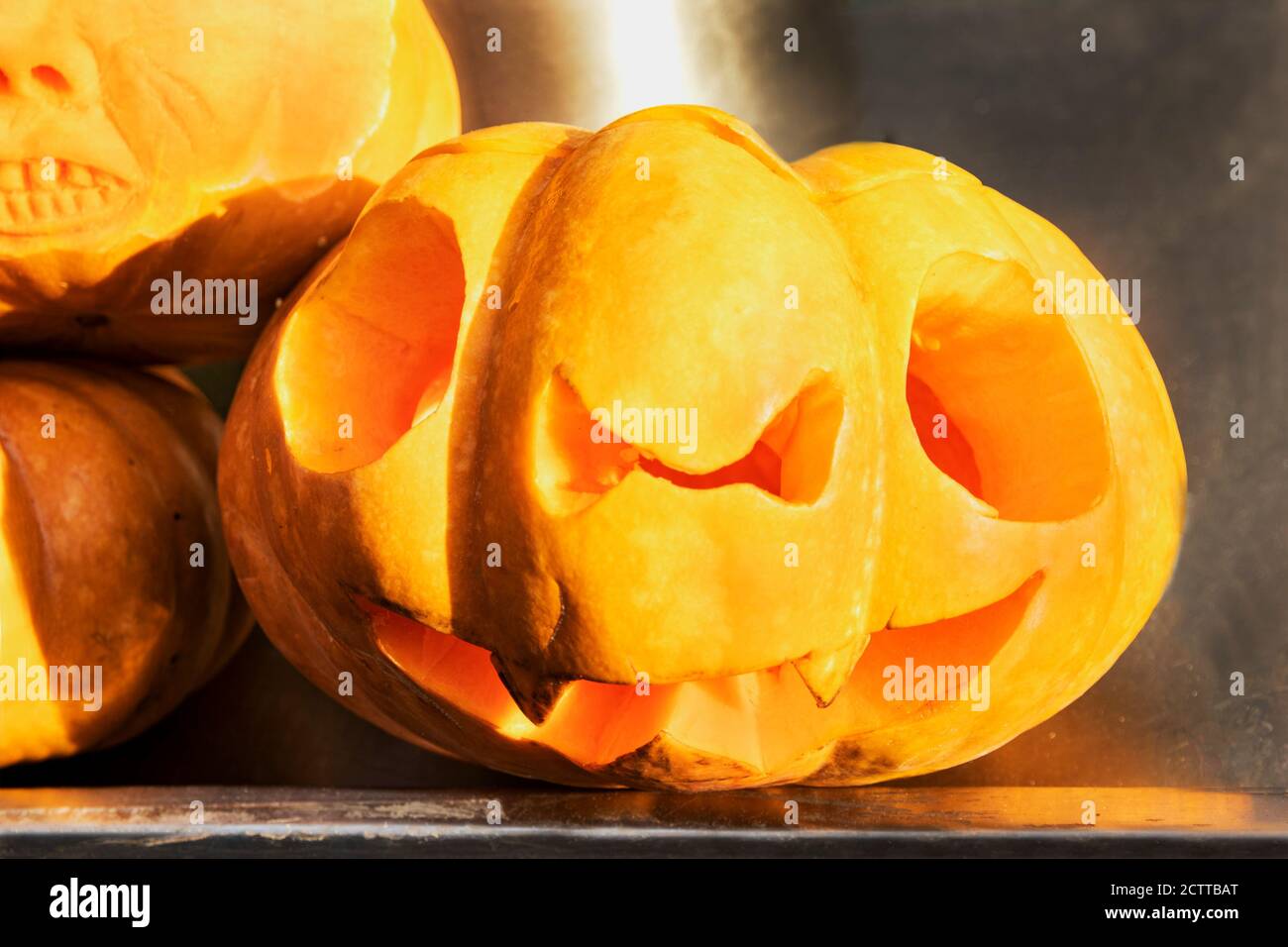 Un effrayant visage sculpté sur une citrouille pour la fête de l'Halloween. La traditionnelle lanterne citrouille de Jack est un symbole de l'Halloween. Le mystique, sym Banque D'Images
