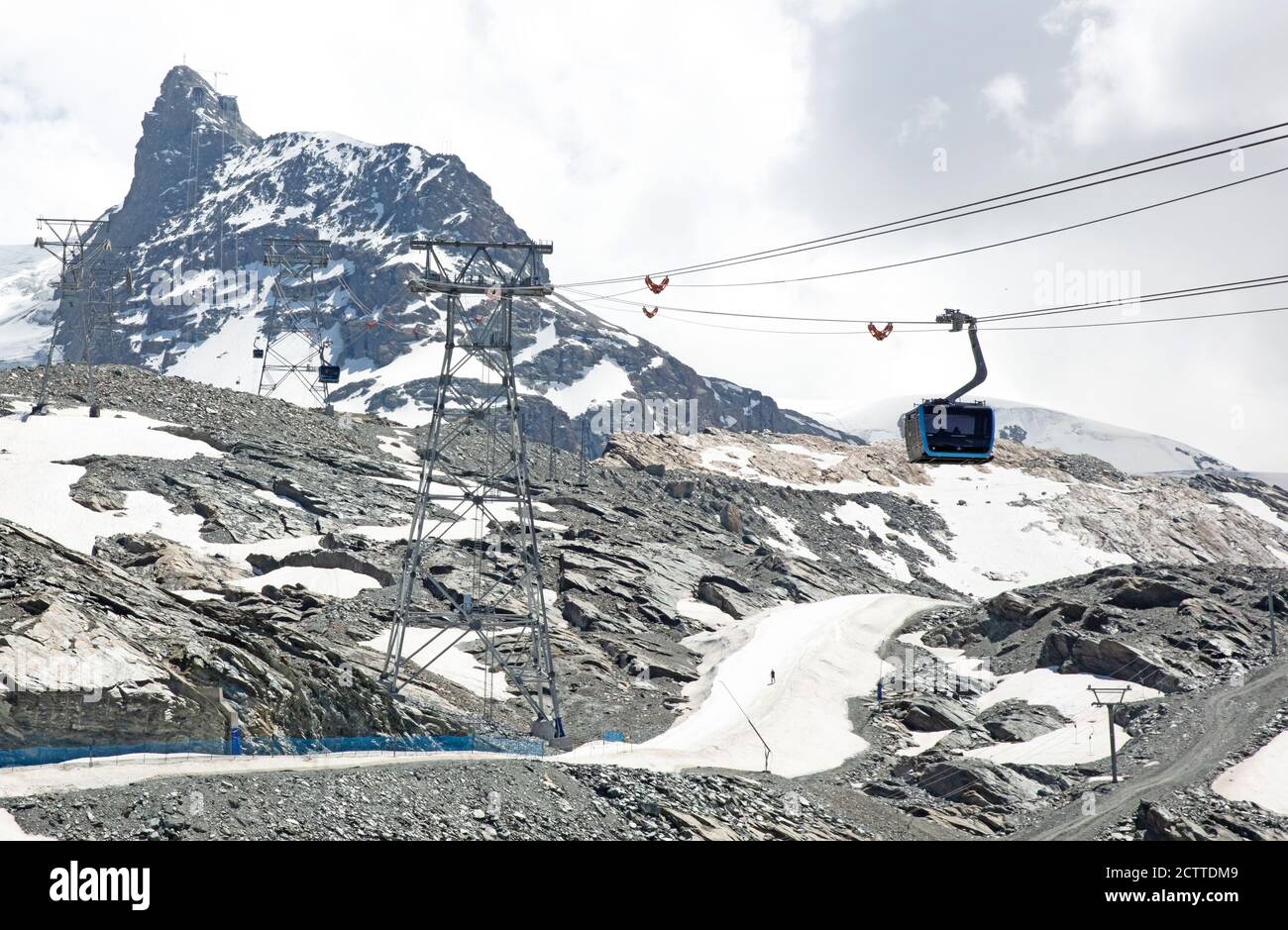 Zermatt, Suisse - 19 juillet 2020 : nouveau téléphérique en route vers le paradis du glacier de Matterhorn Banque D'Images