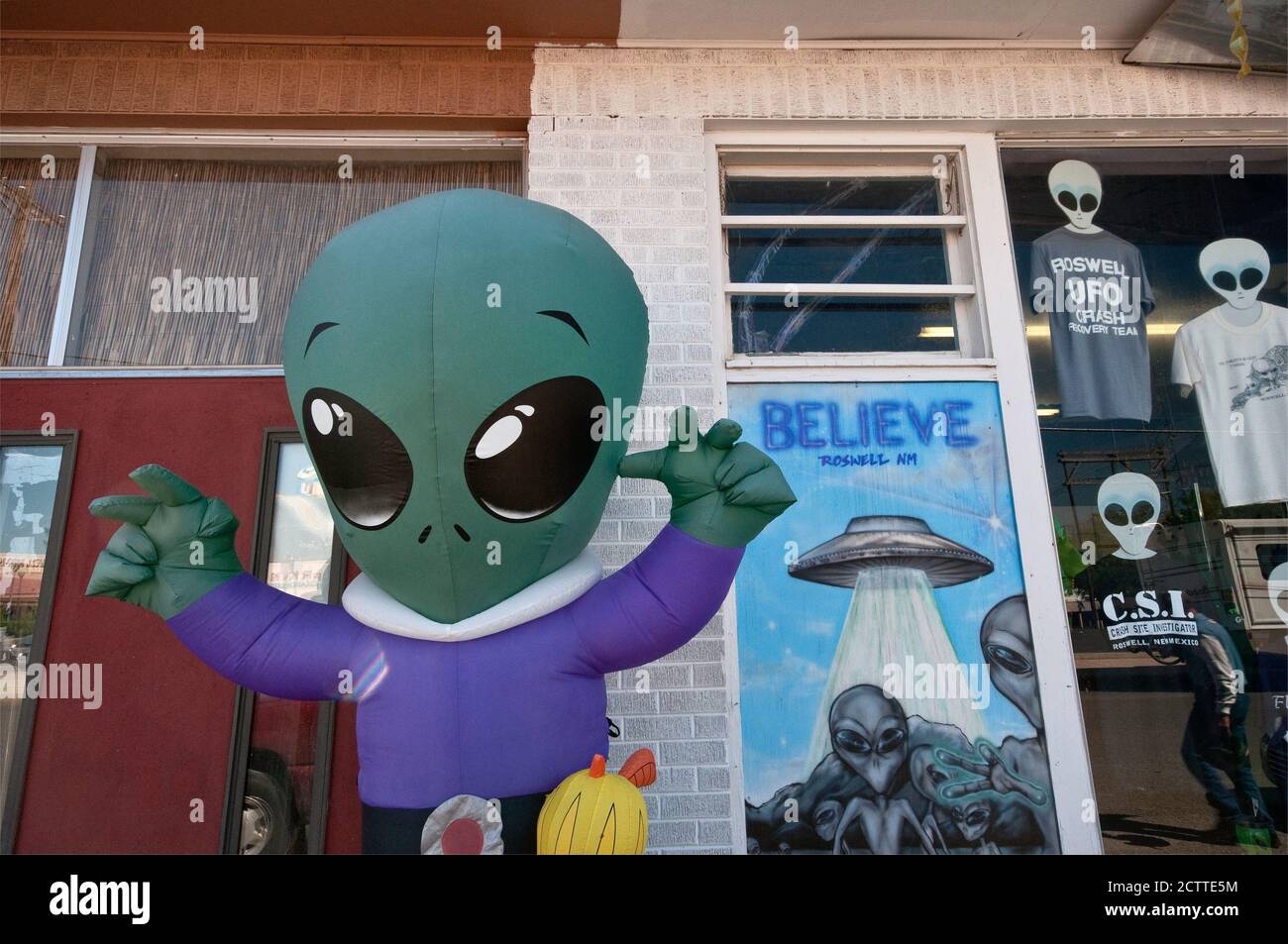 Un espace extraterrestre gonflable devant la boutique de cadeaux à Roswell, Nouveau-Mexique, Etats-Unis Banque D'Images