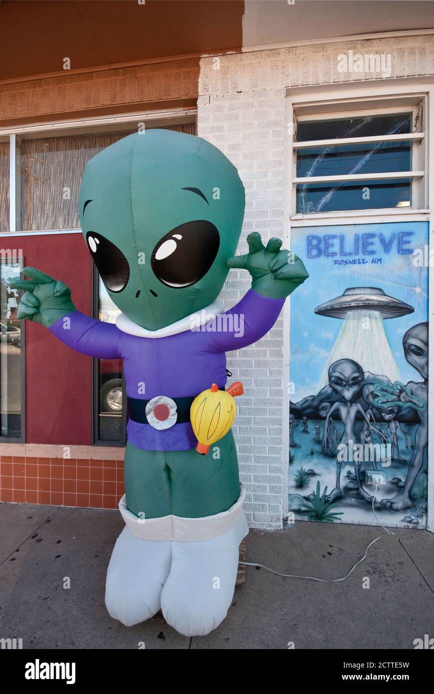 Un espace extraterrestre gonflable devant la boutique de cadeaux à Roswell, Nouveau-Mexique, Etats-Unis Banque D'Images