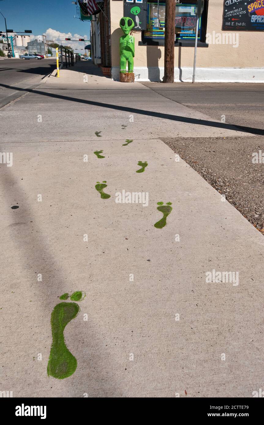 Les empreintes de l'espace vert étranger mènent à la boutique de cadeaux à Roswell, Nouveau-Mexique, Etats-Unis Banque D'Images