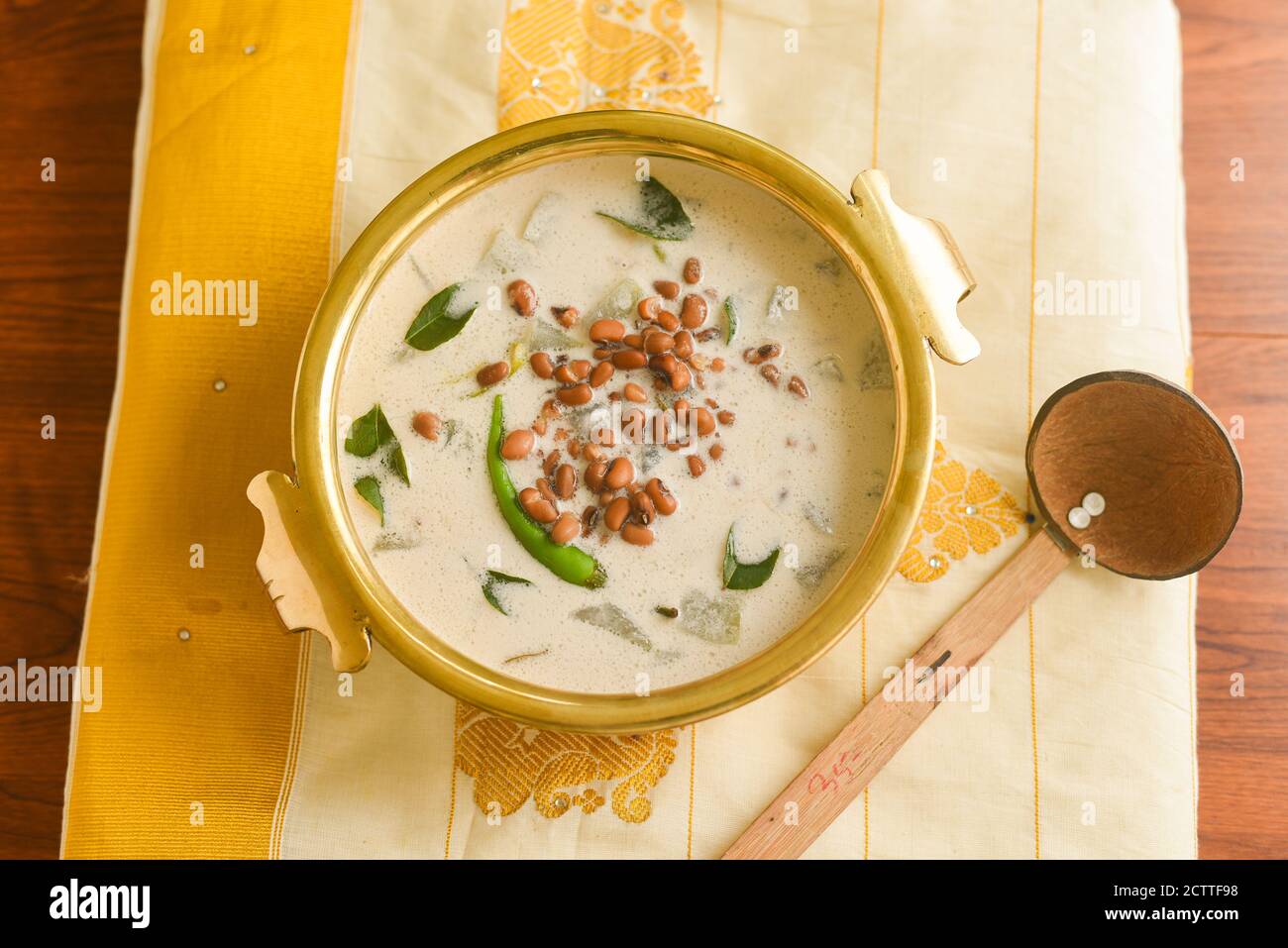 Onam Sadhya, Kerala curry végétarien Olan un curry de légumes Kerala cuisine du Sud de l'Inde sur feuille de banane. Préparé à partir de gourde blanc, lentilles, noix de coco Banque D'Images