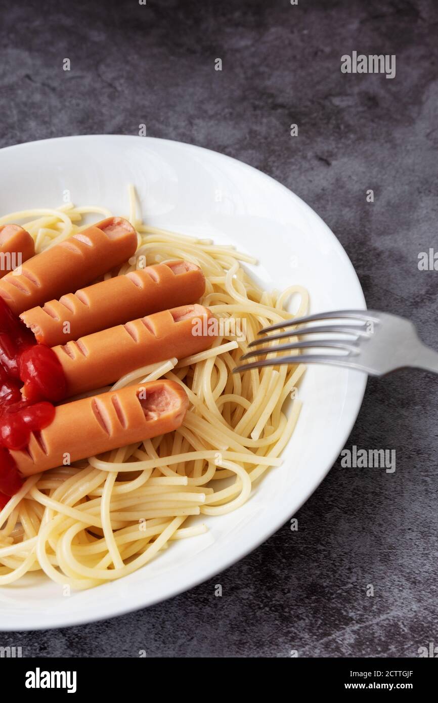 Halloween recette enfants spaghetti avec des saucisses en forme de doigts  Photo Stock - Alamy