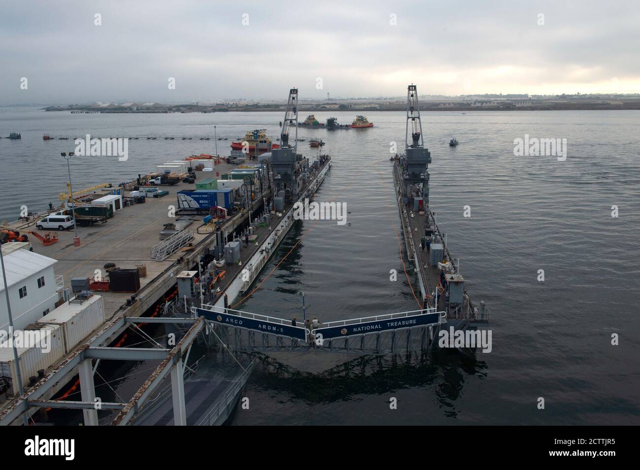 200923-N-EA818-0011 (SAN DIEGO)- le sous-marin d'attaque rapide de classe Los Angeles USS Key West (SSN 722) se prépare à s'introduire dans le quai flottant ARCO (ARDM 5) à la base navale de point Loma le 23 septembre pour une période d'entretien régulière. ARCO est un quai flottant auxiliaire moyen pour la réparation et est un actif de l'escadron sous-marin 11 sous le contrôle opérationnel du commandant de la Force sous-marine des États-Unis de la flotte du Pacifique qui a été porté sur la base navale de point Loma. (É.-U. Navy photo by Mass communication Specialist 2nd Class Thomas Gooley/Released) Banque D'Images