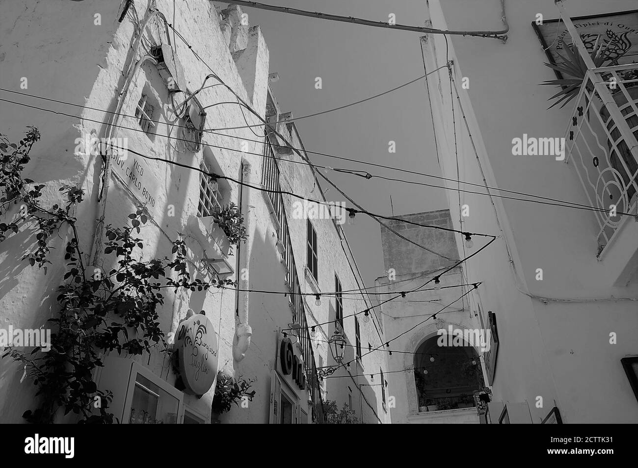 La ville blanche d'Ostuni en Apulia photo de maisons prise de bas en haut noir et blanc Banque D'Images