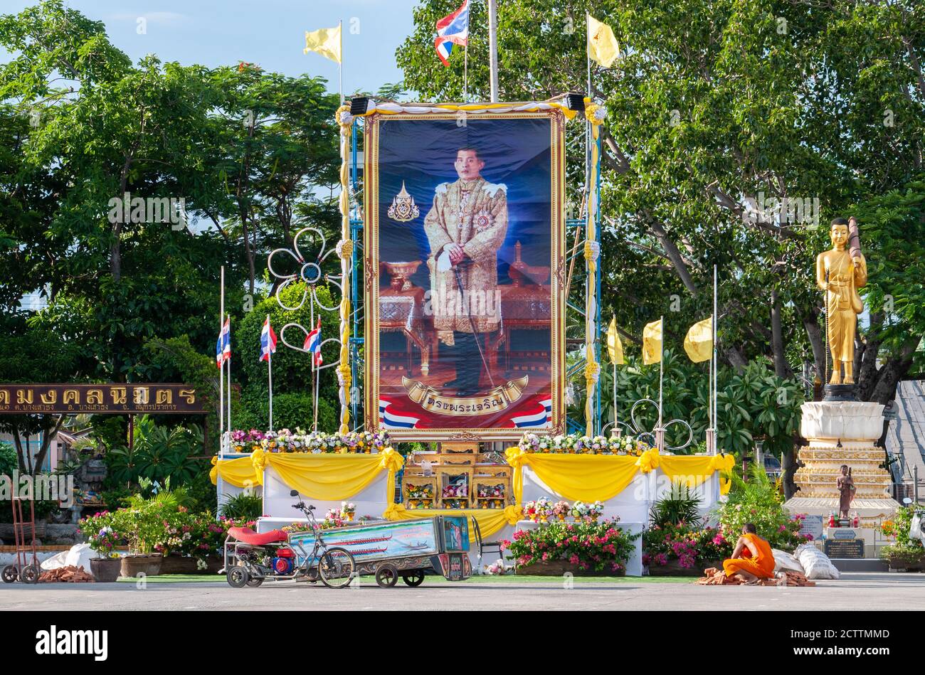 Photo du roi Vajiralongkorn, Rama X, Wat Mongkolnimit, temple bouddhiste à Bangsaothong, province de Samut Prakan en Thaïlande. La photo était affichée Banque D'Images