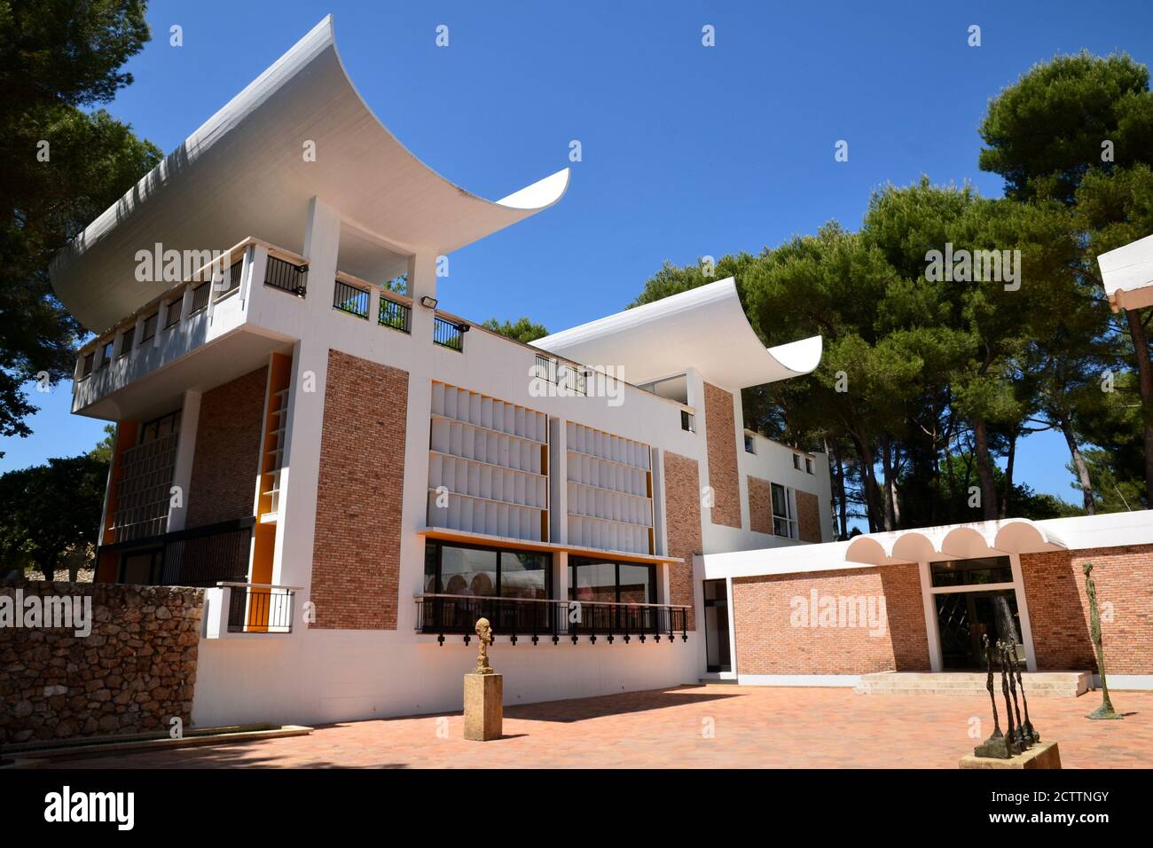 France, Saint Paul de Vence, la Fondation Maeght façade, cette fondation est conçue pour présenter des expositions d'art moderne et contemporain Banque D'Images